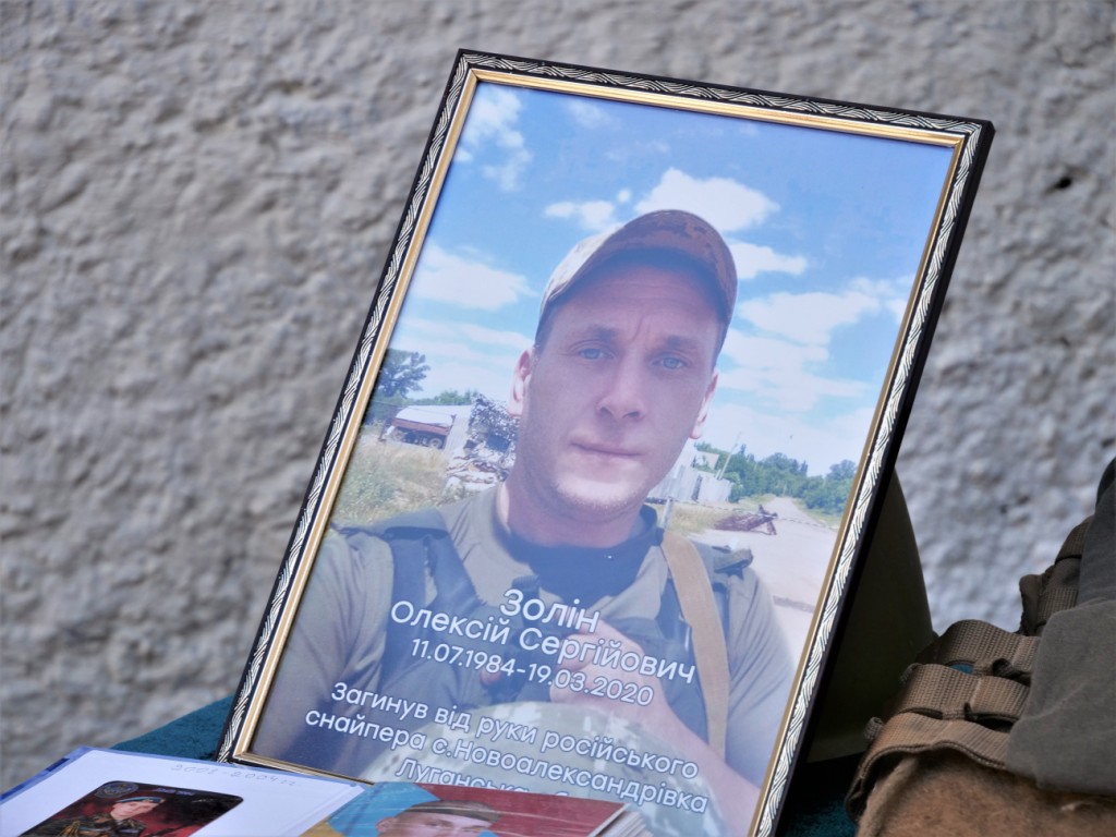 На фасаді школи № 7 встановили меморіальну дошку загиблому Герою Олексію Золіну на сайті 20minut.ua На фасаді школи № 7 встановили меморіальну дошку загиблому Герою Олексію Золіну, фото №2 на сайті 20minut.ua