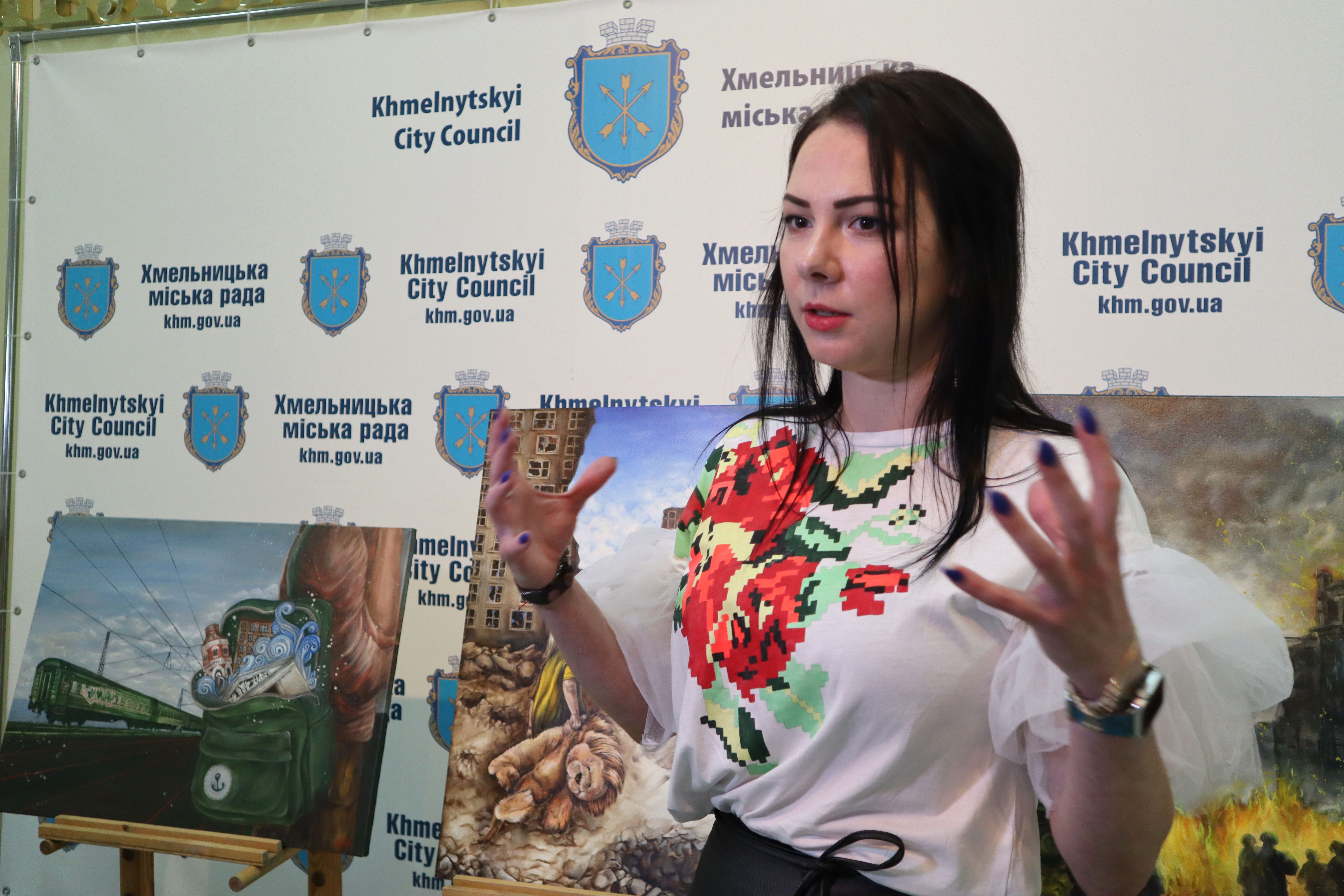 “Присвятила її своїй бабусі, яка загинула від куль ворога”: художниця з Маріуполя відкрила виставку в Хмельницькому, фото №1 на сайті vsim.ua