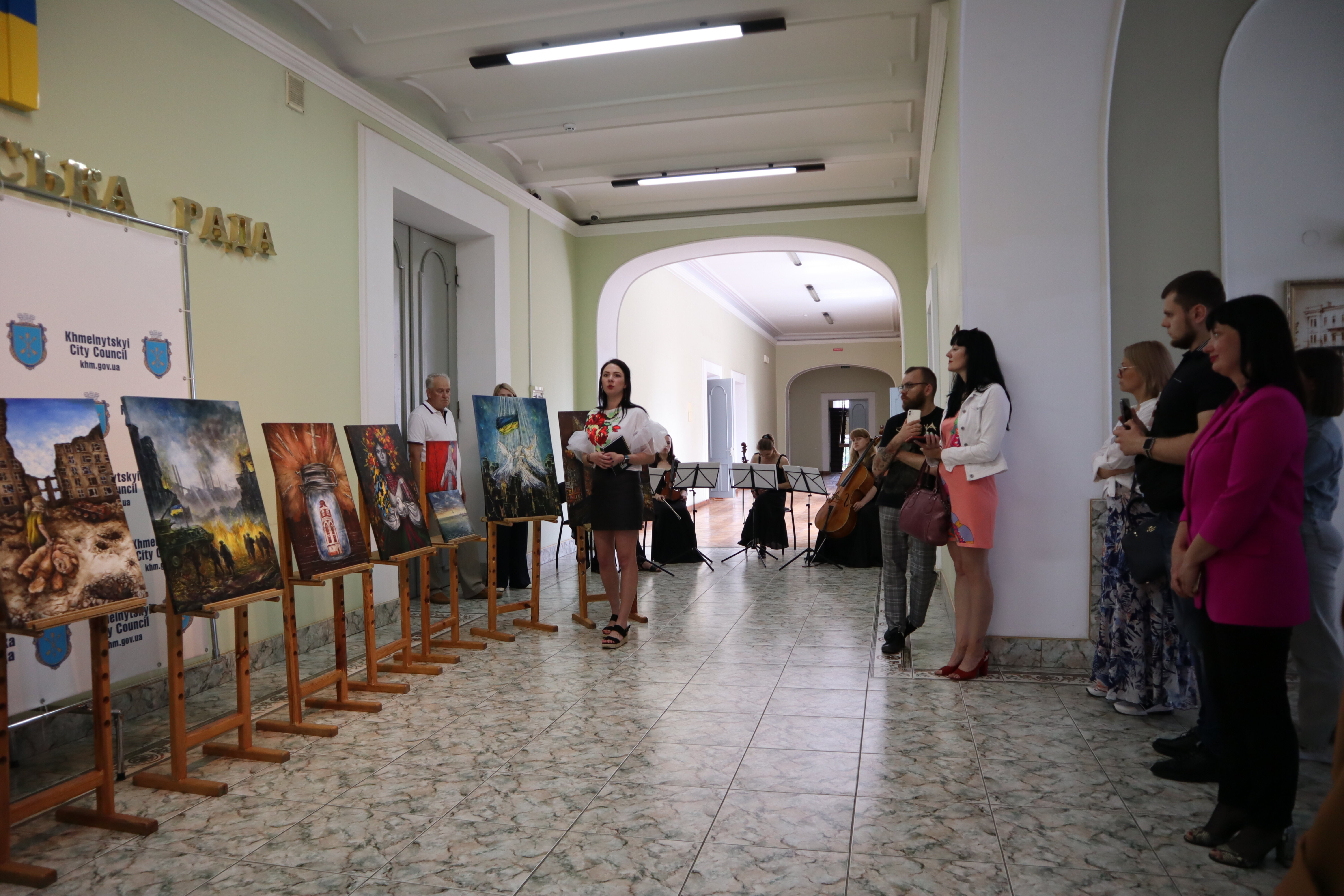 “Присвятила її своїй бабусі, яка загинула від куль ворога”: художниця з Маріуполя відкрила виставку в Хмельницькому, фото №3 на сайті vsim.ua