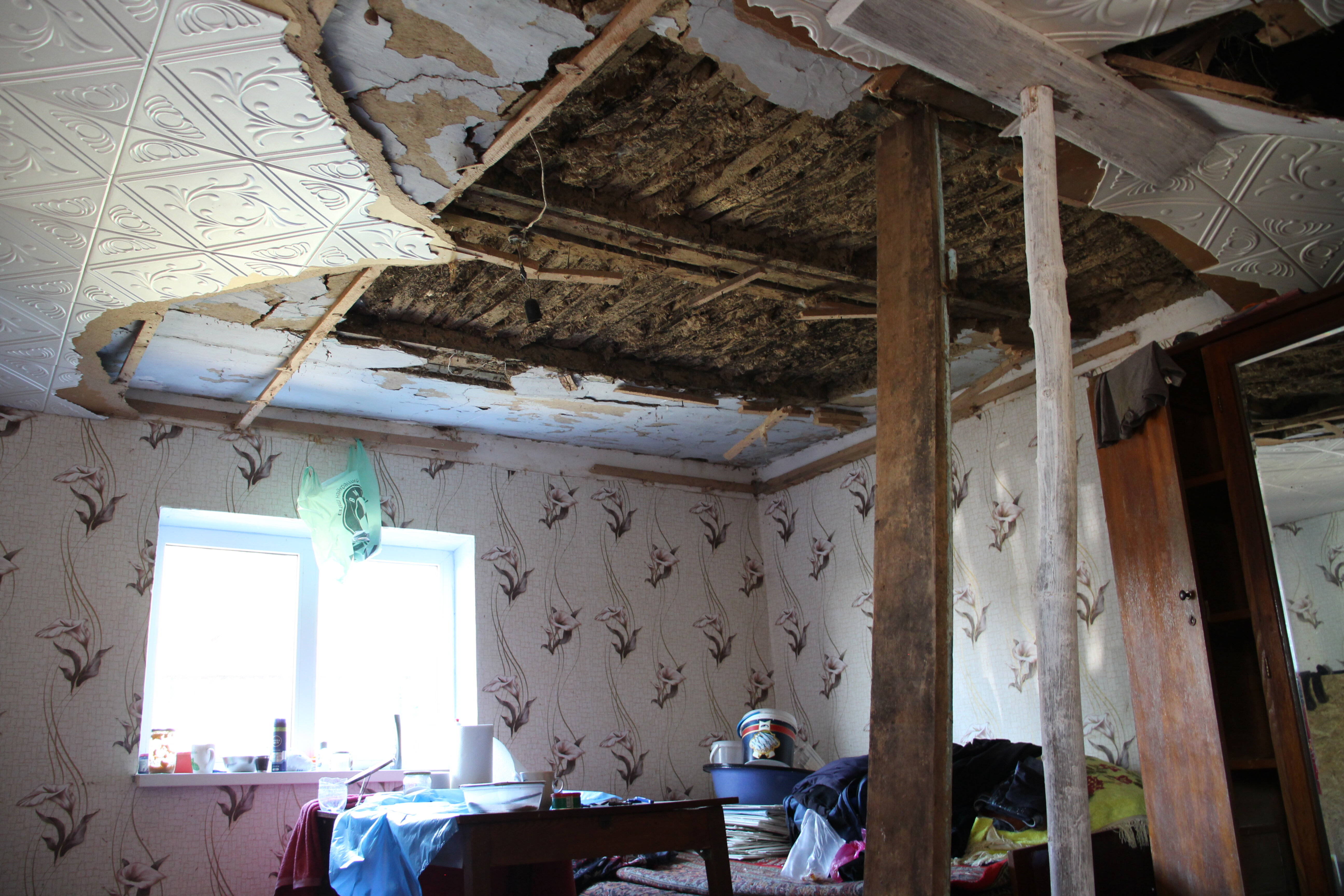 У Хмельницькій громаді продовжують ремонтувати будинки, які постраждали від обстрілу в травні на сайті vsim.ua У Хмельницькій громаді продовжують ремонтувати будинки, які постраждали від обстрілу в травні, фото №6 на сайті vsim.ua