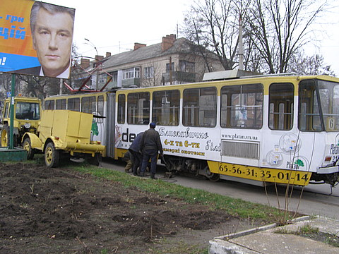 Трамвай зійшов з рейок на сайті 20minut.ua Трамвай зійшов з рейок, фото №2 на сайті 20minut.ua
