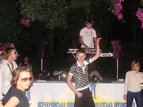 На “Дальньому” пляжі танцювали аж до ранку на сайті 20minut.ua На “Дальньому” пляжі танцювали аж до ранку, фото №4 на сайті 20minut.ua