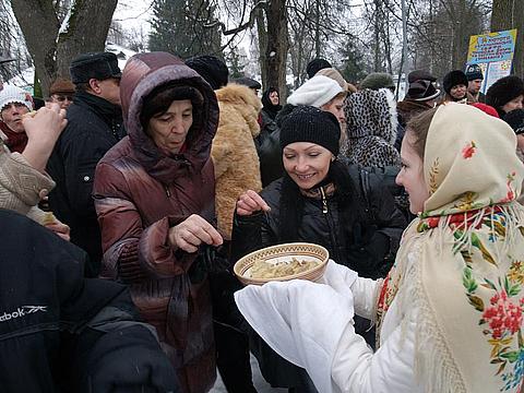 Секретарь горсовета "отжигал" в парке на Масленицу, а житомиряне - налегали на вареники (ФОТО), фото №2 на сайті 20minut.ua