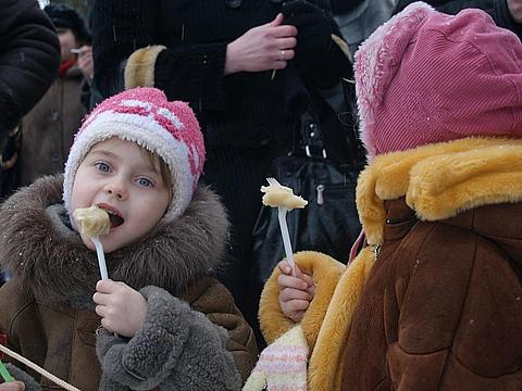 Секретарь горсовета "отжигал" в парке на Масленицу, а житомиряне - налегали на вареники (ФОТО), фото №3 на сайті 20minut.ua