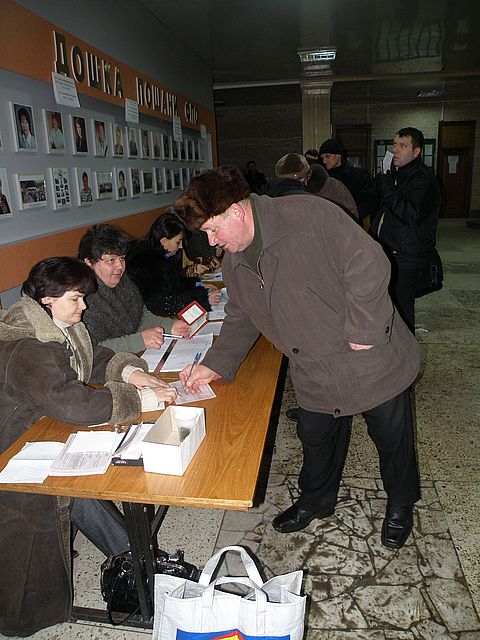 На дільницю №17 завітали молодята, а на дільниці №5 журналістам забороняли фотографувати на сайті 20minut.ua На дільницю №17 завітали молодята, а на дільниці №5 журналістам забороняли фотографувати, фото №4 на сайті 20minut.ua
