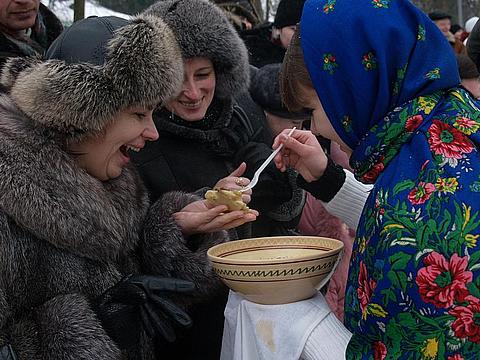 Секретарь горсовета "отжигал" в парке на Масленицу, а житомиряне - налегали на вареники (ФОТО), фото №5 на сайті 20minut.ua